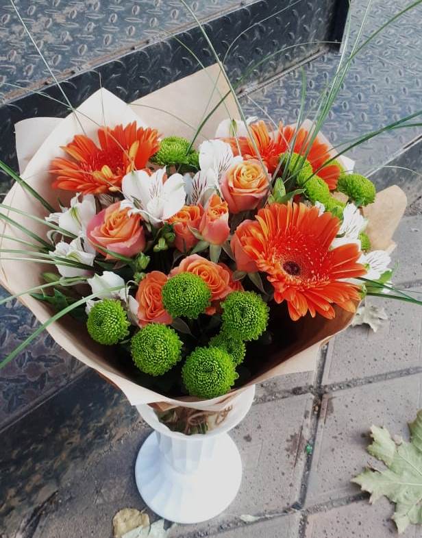 Букет цветов из: Герберы, Хризантемы, Альстромерии и Розы в Зелёном городе