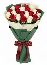 Букет Микс из красных и белых роз в Зелёном городе