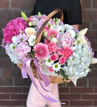 Цветочная композиция из Розы, Хризантемы, Пионы и Лизиантусы в корзине в Зелёном городе