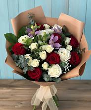 Букет цветов из:  Розы и Альстромерии #REPLACE_PRED# Зелёном городе