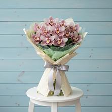 Букет цветов из:  Орхидеи и Розы #REPLACE_PRED# Зелёном городе