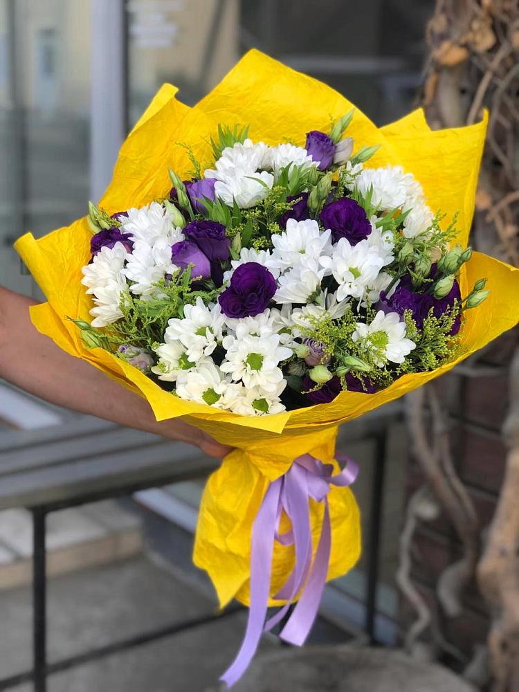 Букет цветов из: Ирисы, Хризантемы и Ромашки в Зелёном городе