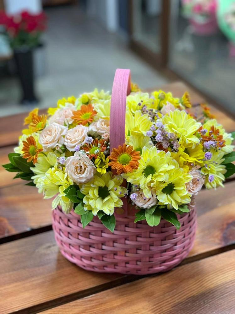 Цветочная композиция из Хризантемы и Розы в корзине в Зелёном городе