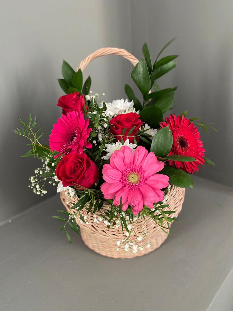 Цветочная композиция из Розы, Хризантемы и Герберы в корзине в Зелёном городе