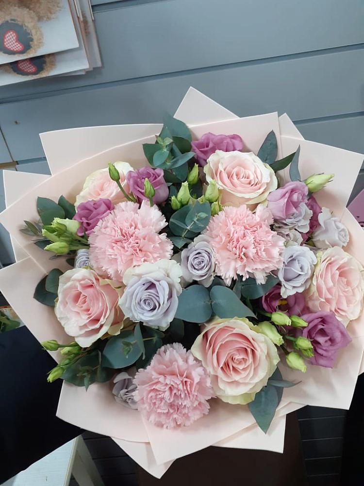 Букет цветов из: Розы, Гвоздики и Лизиантусы в Зелёном городе